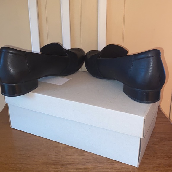 Clarks Flat Loafer - Picture 4 of 7